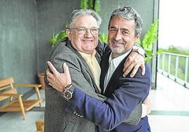 Iñaki Almandoz (Askatuak) e Ignacio Núñez (Gipuzkoa Basket) se abrazan escenificando el acuerdo entre los clubes que presiden.