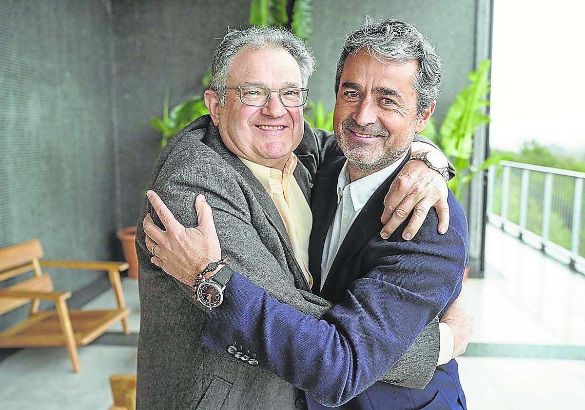 Iñaki Almandoz (Askatuak) e Ignacio Núñez (Gipuzkoa Basket) se abrazan escenificando el acuerdo entre los clubes que presiden.