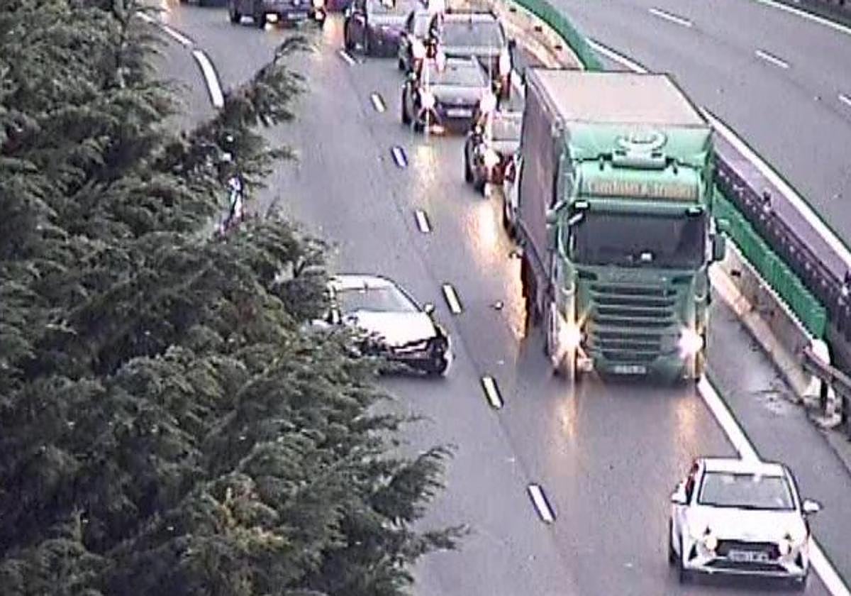 Coche siniestrado en la N-I a la altura de Ordizia.