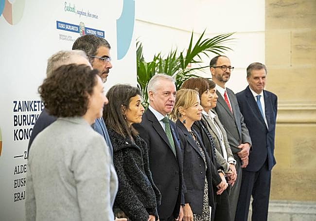 El lehendakari Iñigo Urkullu y el resto de representantes institucionales en el arranque del congreso sobre cuidados en Tabakalera.
