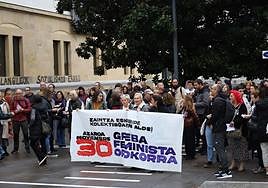 Portesta feminista de los sindicatos frente al edificio de Tabakalera donde se celebra el congreso sobre cuidados.