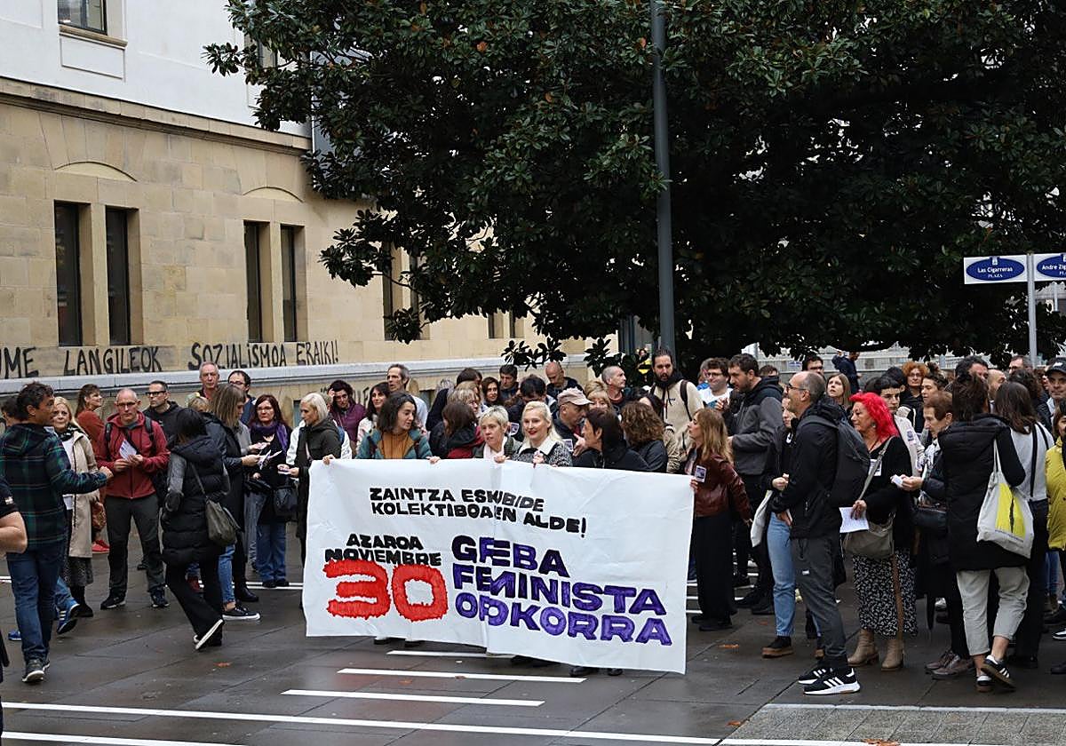 Portesta feminista de los sindicatos frente al edificio de Tabakalera donde se celebra el congreso sobre cuidados.
