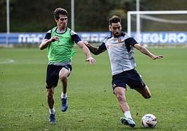 Brais ensaya el disparo en las instalaciones de Zubieta ante el acoso de Aritz.