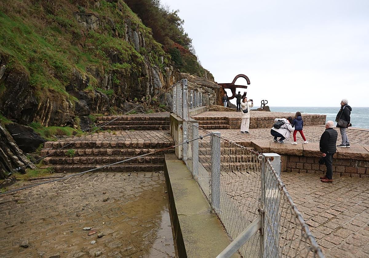 Las vallas y redes que protegen a los visitantes afean el entorno pero permiten el acceso hasta las esculturas.