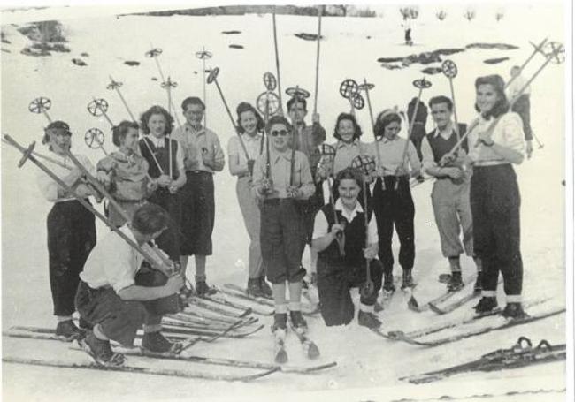 Un grupo de esquiadoras del Ski Club Tolosano en Baraibar en 1945.