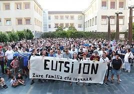 Concentración en apoyo a Ion Aranburu que se llevó a cabo en el Antiguo