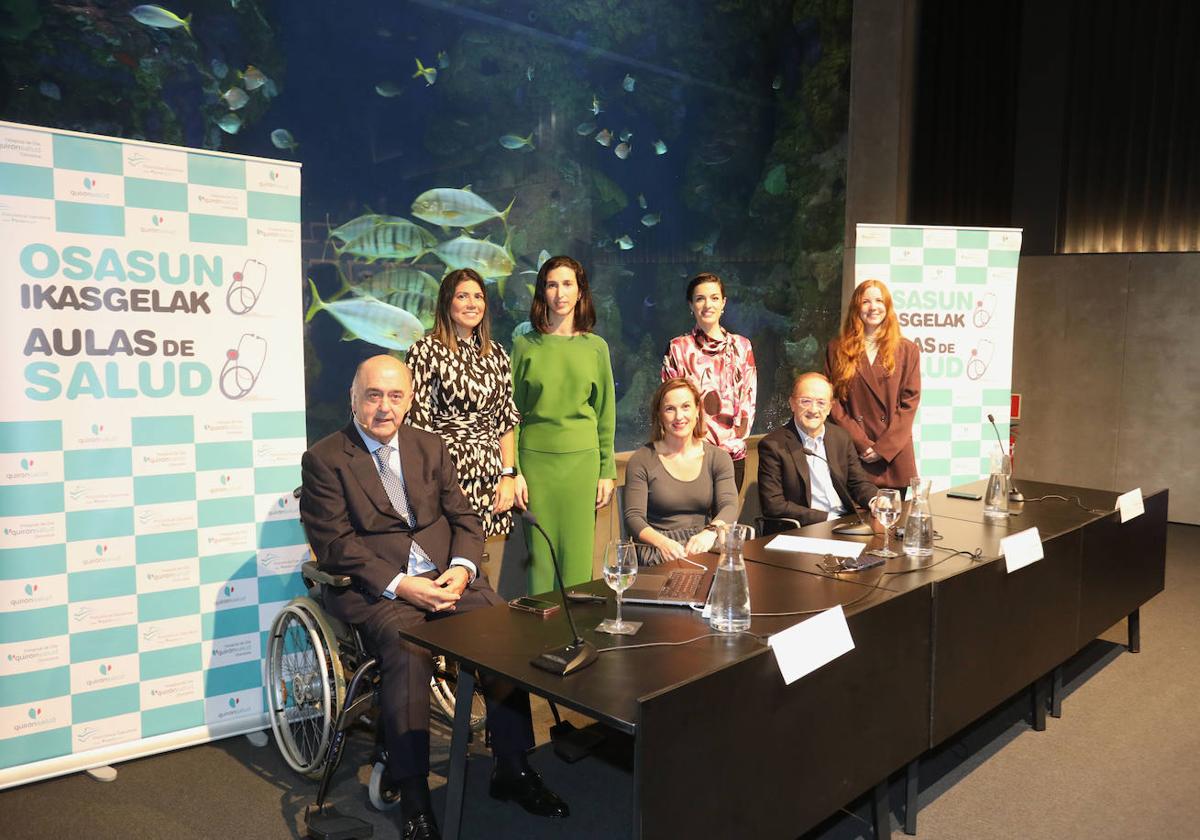 Los cirujanos cardiovasculares Ignacio Gallo, Ángela Granda, Clara Pérez, Sonia Roussel (directora médica-asistencial de Quirónsalud en Gipuzkoa), Lucía Pañeda, Alberto Sáenz y Cristina Sánchez posan antes de comenzar el Aula de Salud.