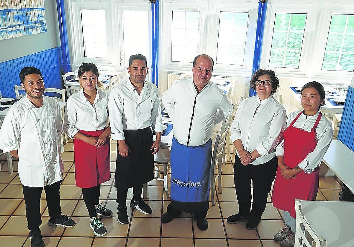 El entusiasta equipo del Ziaboga Bistrot, en el comedor del restaurante.