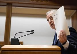 Urkullu muestra en el pleno el plan de Sortu donde se apuesta por la unilateralidad.