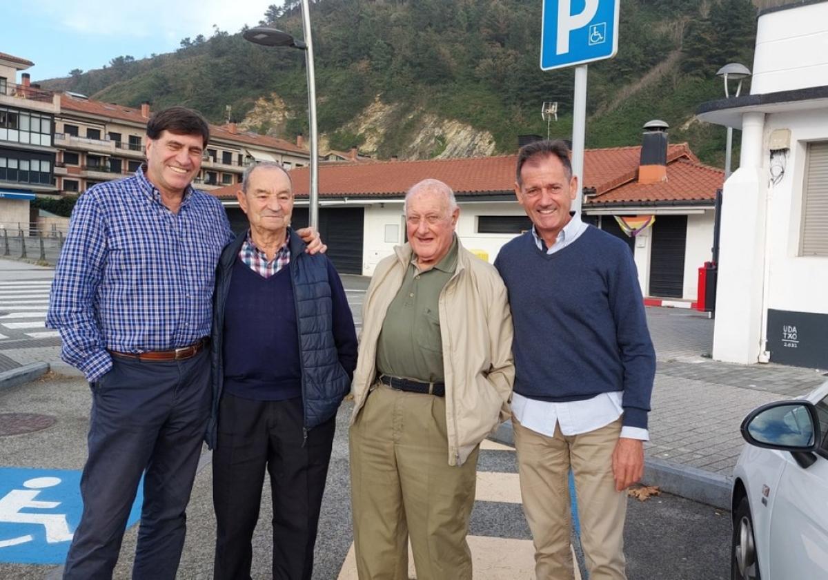 Luis María Lasurtegi, Patxi Sarasua, Iñaki Egibar y Fernando Climent, el martes por la tarde en Orio.