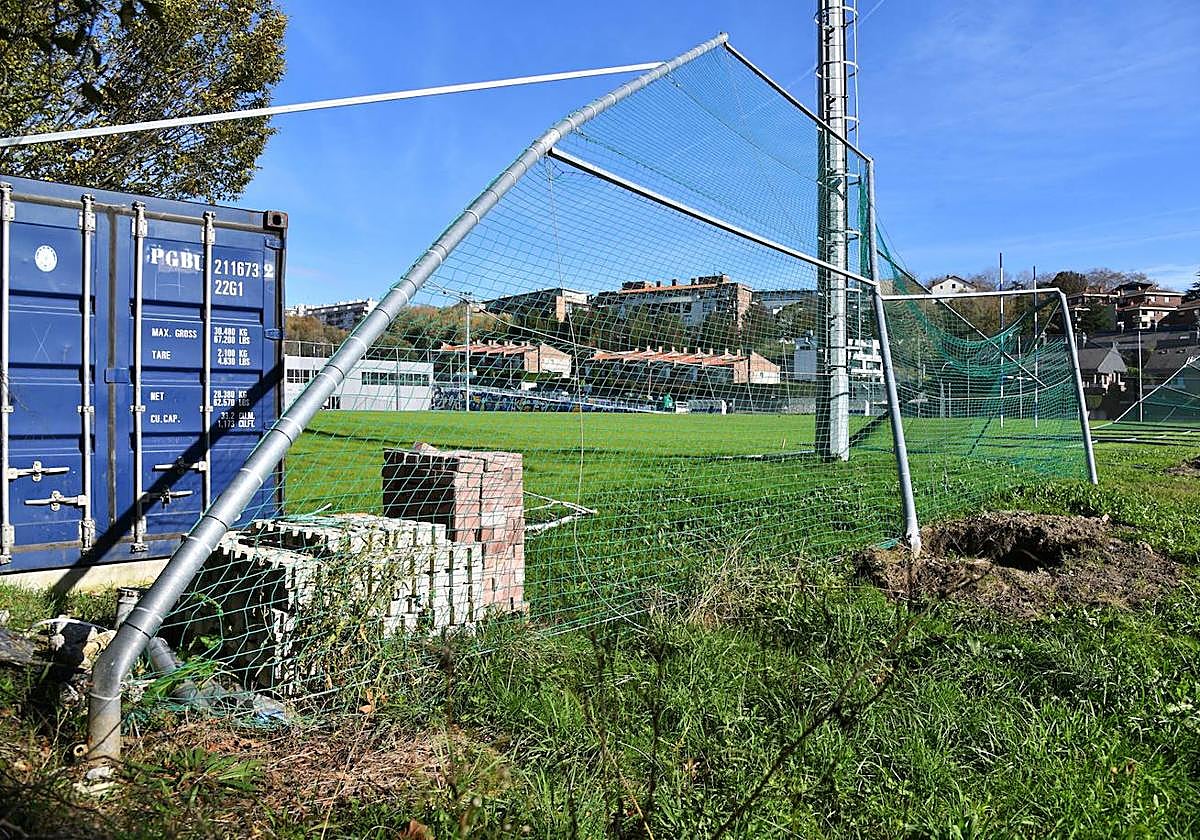 El Atlético San Sebastián ha iniciado los trabajos de reparación de la valla que delimita uno de los fondos de su nuevo campo de rugby en Bera Bera -aún sin estrenar- y que los fuertes vientos derribaron hace dos semanas.