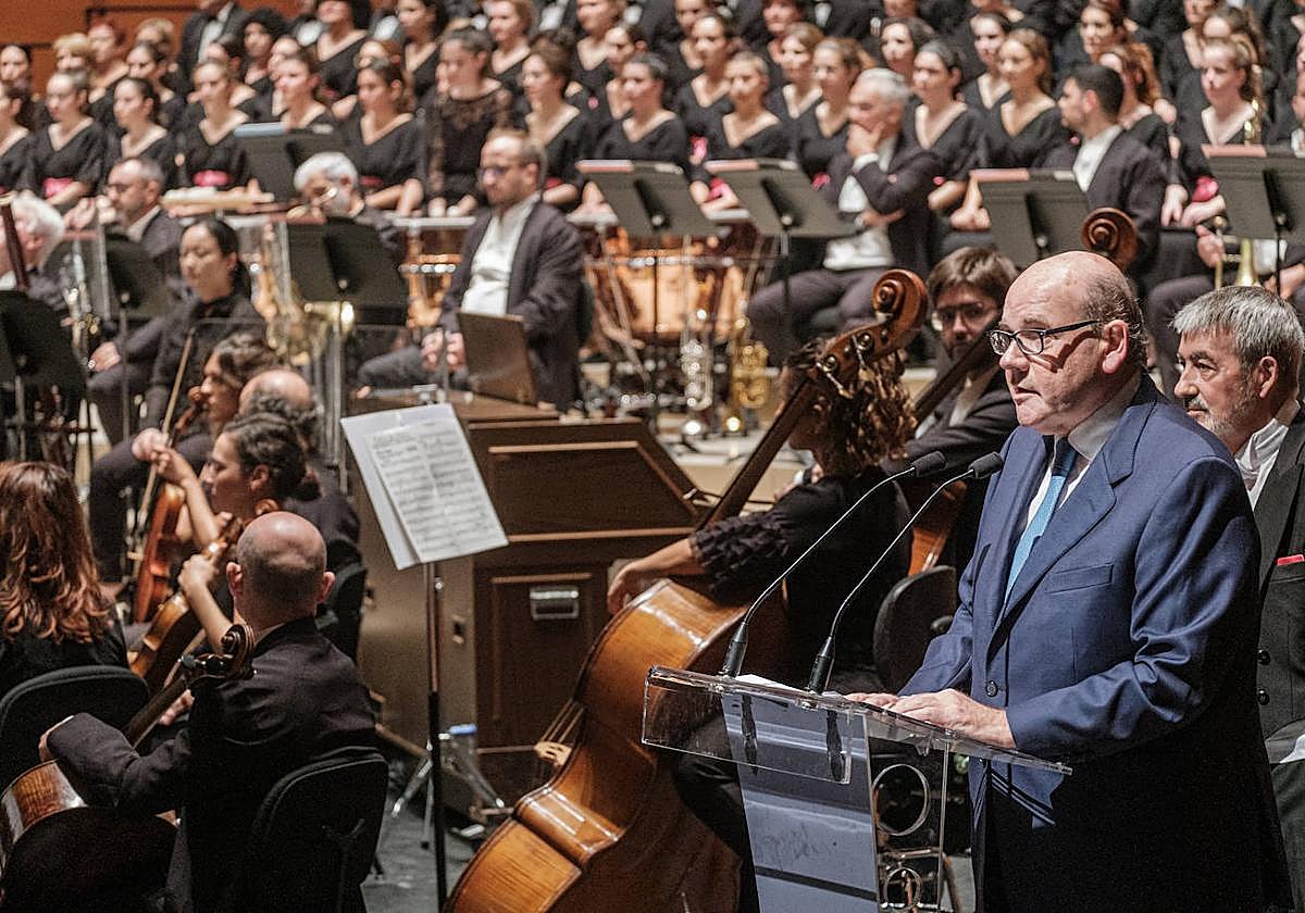 El empresario tolosarra Antxon Elósegui inauguró el concierto con un emocionado discurso.