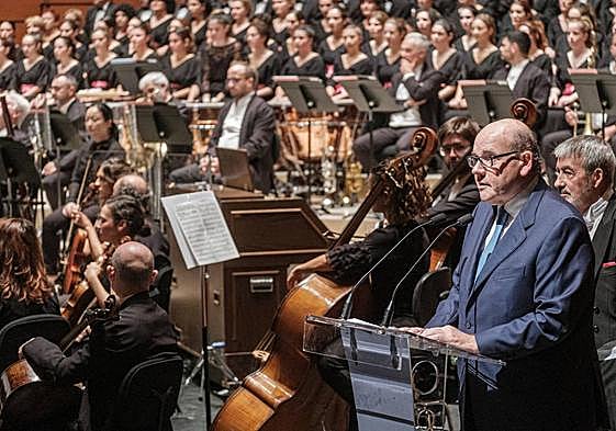 El empresario tolosarra Antxon Elósegui inauguró el concierto con un emocionado discurso.