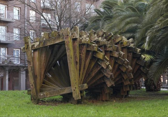 'Juego de niños' (1991). Traviesas de vía que forman un cuadrado que se va repitiendo en espiral para configurar un túnel. Plaza Bernat Etxepare (Intxaurrondo).