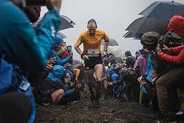 Uno de los participantes de la Zegama-Aizkorri que realizó la gran gesta bajo la lluvia en 2023