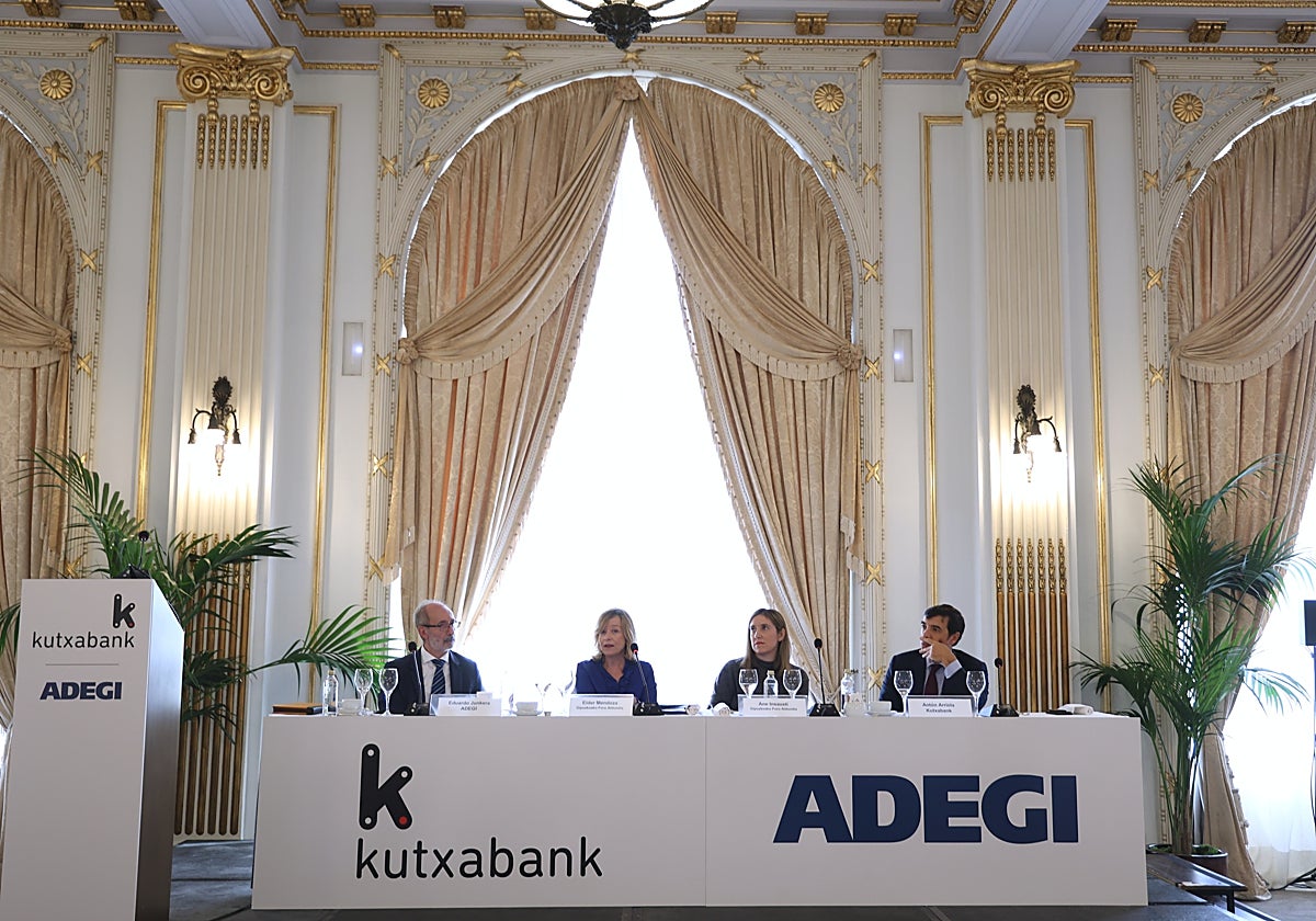 Eduardo Junkera, Eider Mendoza, Ane Insausti y Antón Arriola, en el desayuno de esta mañana organizado por Adegi y Kutxabank en el Hotel María Cristina.