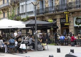 Imagen de archivo de unas terrazas hosteleras en Donostia.