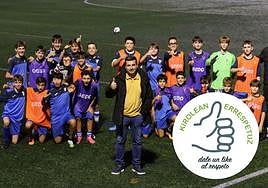 Eduardo González, junto con jugadores del Trintxerpe en el campo de Trintxer.