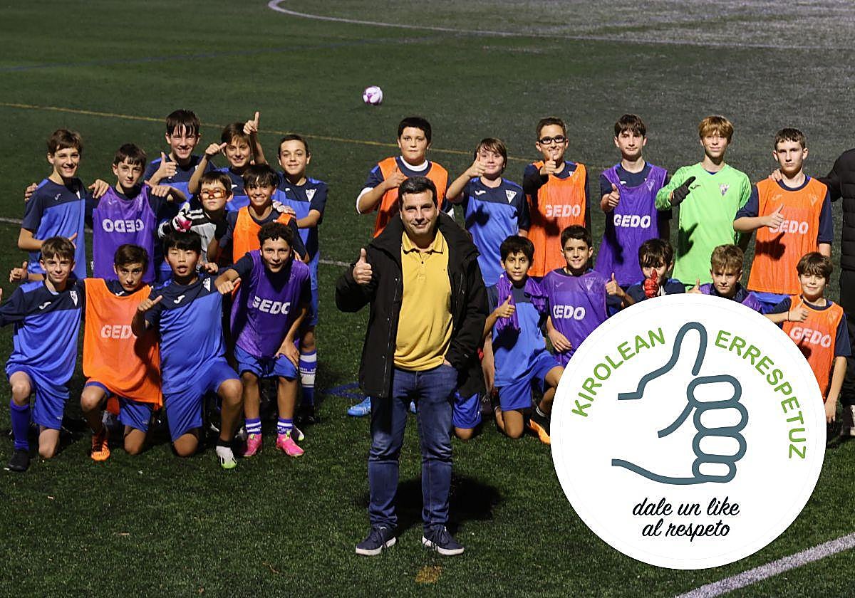 Eduardo González, junto con jugadores del Trintxerpe en el campo de Trintxer.