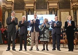 Eneko Goia, alcalde de Donostia, con los cinco galardonados este año con la Medalla al Mérito Ciudadano: la Asociación Agifes, Gurutz Linazasoro, Maite Sabadell, Koro Easo Abesbatza y Lola Horcajo.