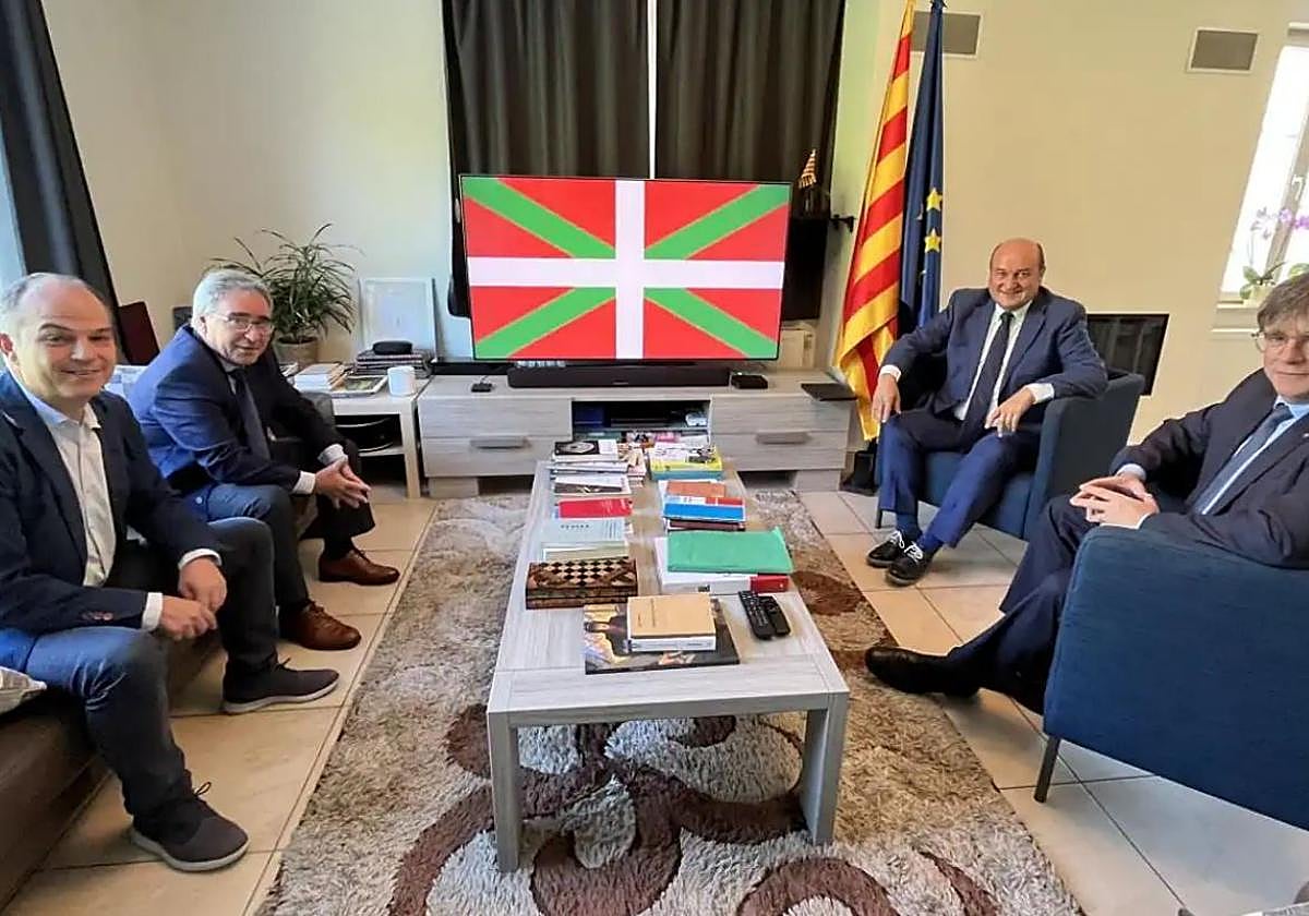 Jordi Turull, Joseba Aurrekoetxea, Andoni Ortuzar y Carles Puigdemont, en su encuentro de medidados del pasado mes de septiembre en Waterloo.