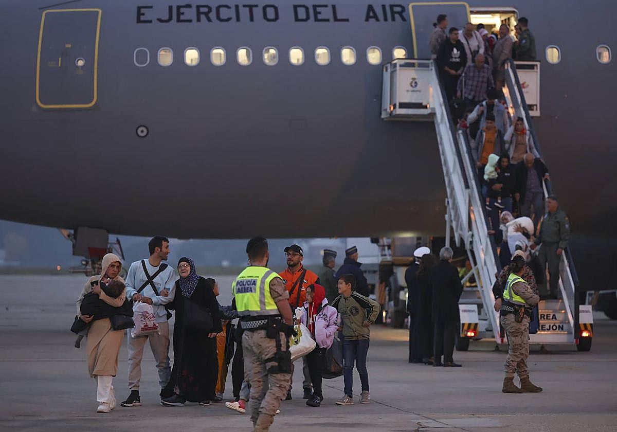 El grupo de palestinos a su llegada ayer a la base aérea de Torrejón de Ardoz.