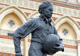 William W. Ellisen omenezko eskultura.