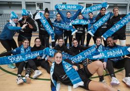 La plantilla del Bera Bera posa antes de un entrenamiento con las bufandas que hoy teñiran de azul el Josean Gasca.