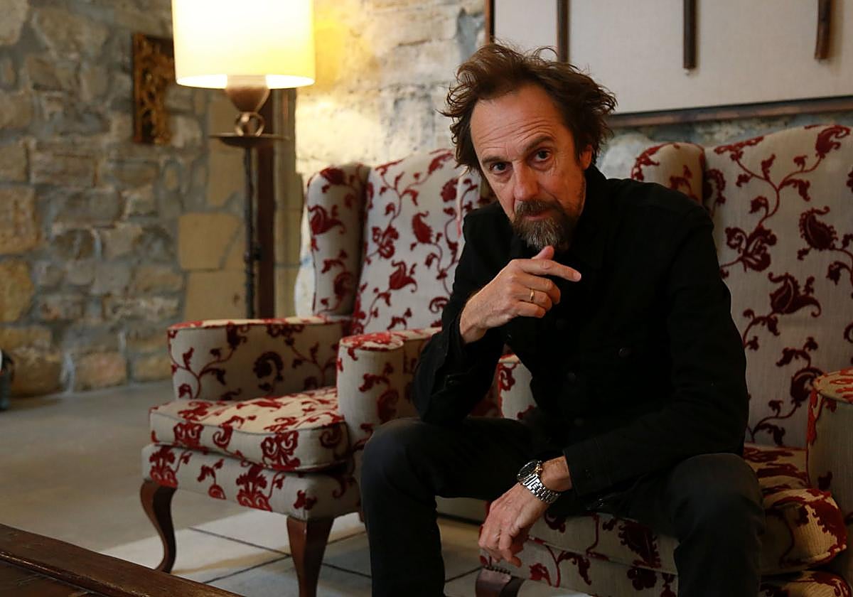 Desde el Parador de Hondarribia, el músico donostiarra habla de su nuevo EP.