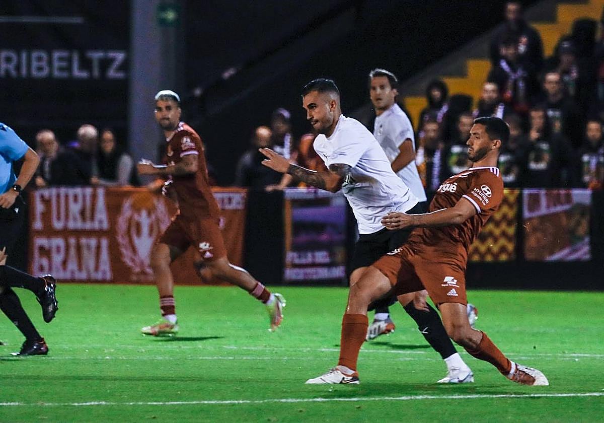 Alain Oyarzun se zafa de un defensa, en Gal.