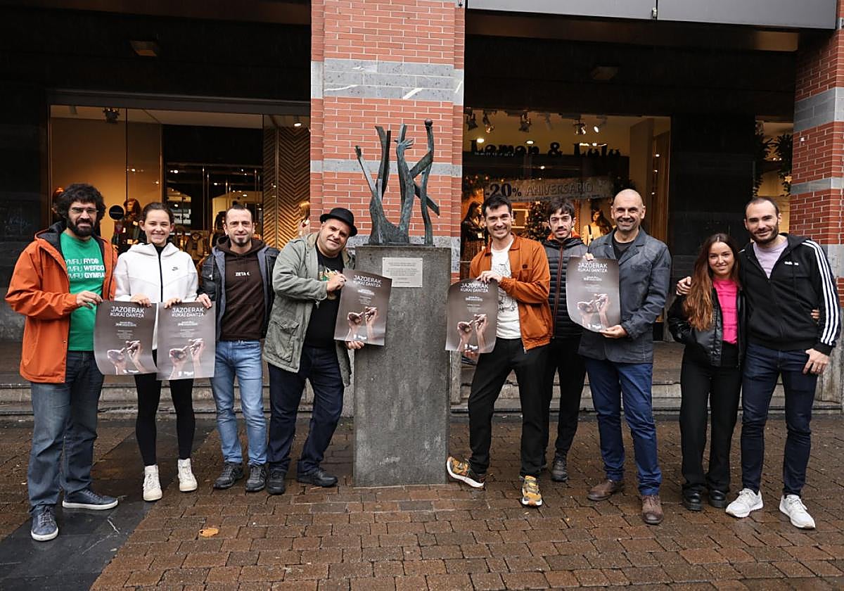 Miembros de Kukai Dantza junto a diferentes agentes y artistas de la localidad que tomarán parte en la actuación de esta tarde en Lekuona.