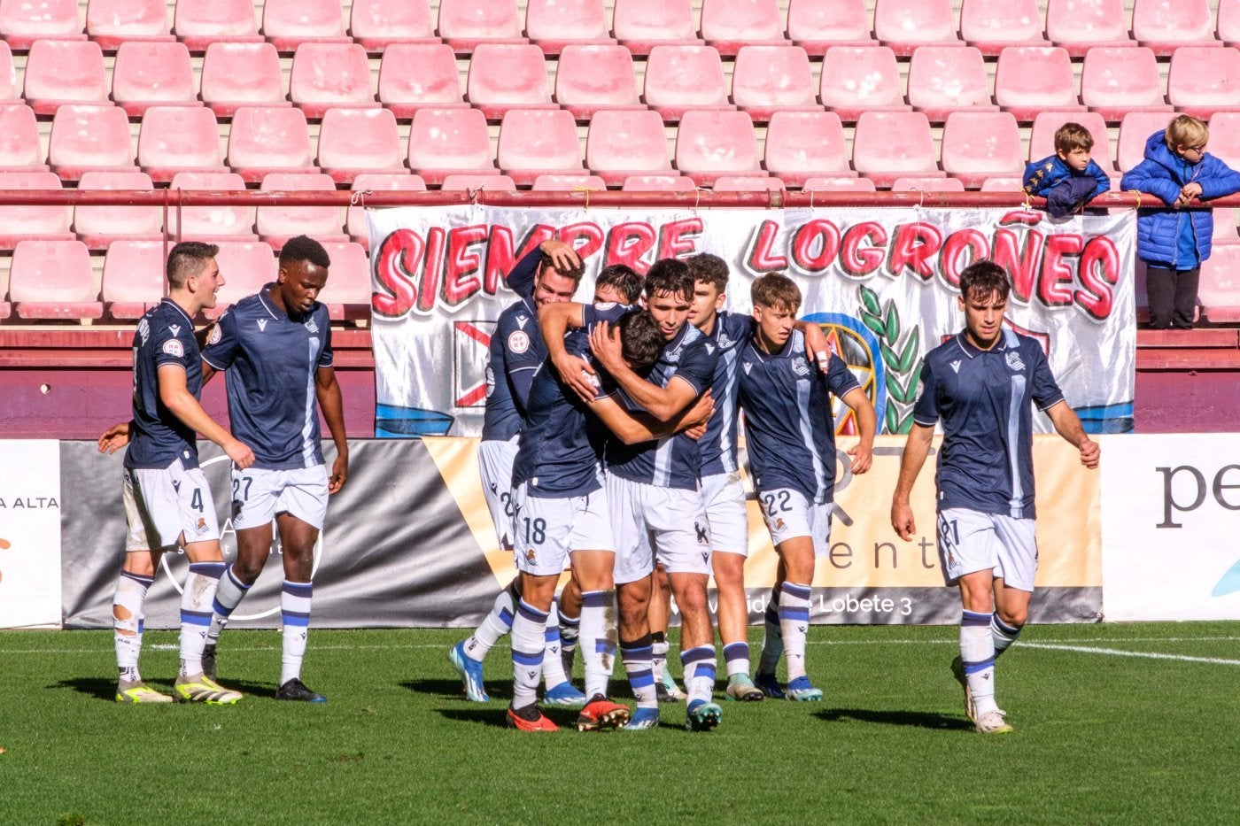 Los realistas celebran un gol, este domingo en Las Gaunas.