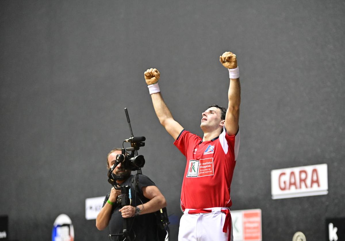 Altuna alza los brazos tras proclamarse campeón del Cuatro y Medio.