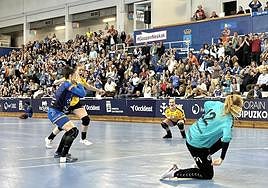 La jugadora del Bera Bera Boada se lamenta tras no marcar el penalti que habría llevado el partido a la tanda decisiva frente a la euforia del combinado noruego.