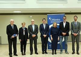 Arantxa Tapia, Eider Mendoza, Eneko Goia y los responsables de Orkestra, con Iván Martén a la cabeza, ayer.