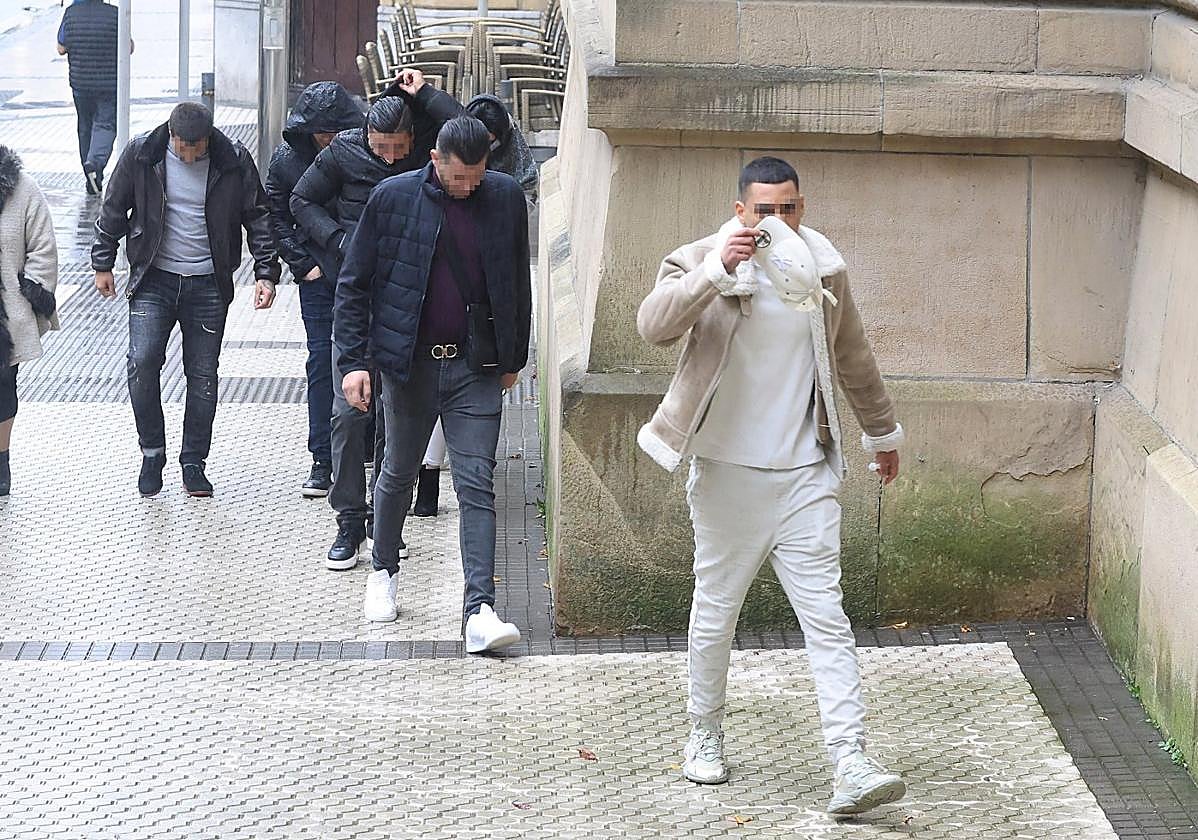 Los cinco acusados, a su llegada este lunes a la Audiencia de Gipuzkoa en San Sebastián.