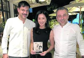 Los chefs Antonio Oviedo y Franckelie Lalloum, junto a una comensal de la cena vasca en Hong Kong.