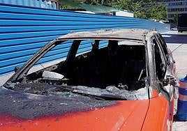 El coche quedó totalmente calcinado después de que el acusado le prendiera fuego.