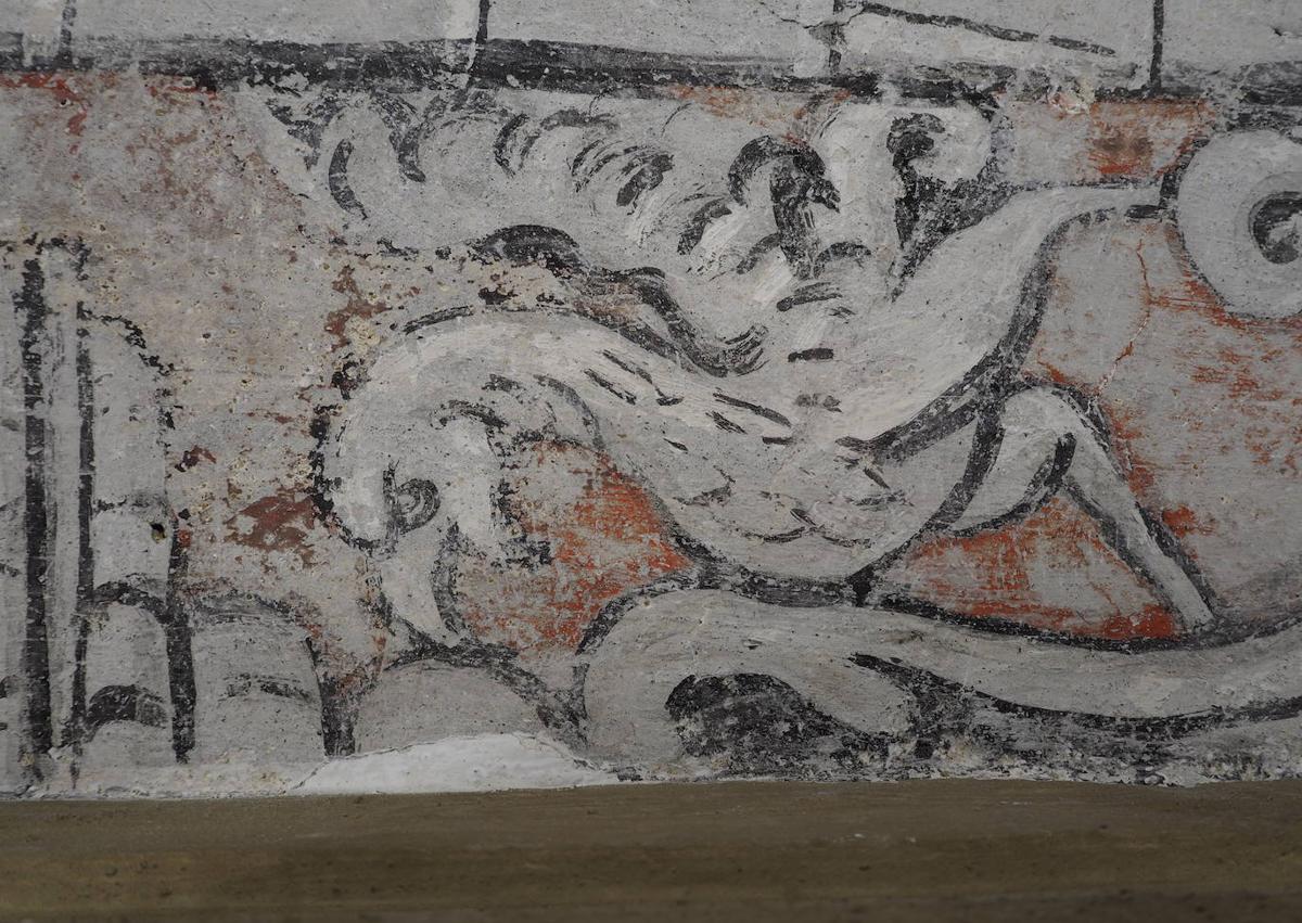 Imagen secundaria 1 - (1). Aida Paya Montesinos y Maite Fernández Azkona, en el ábside. (2). Detalle del mural. (3). El mural abarca toda la bóveda del ábside.