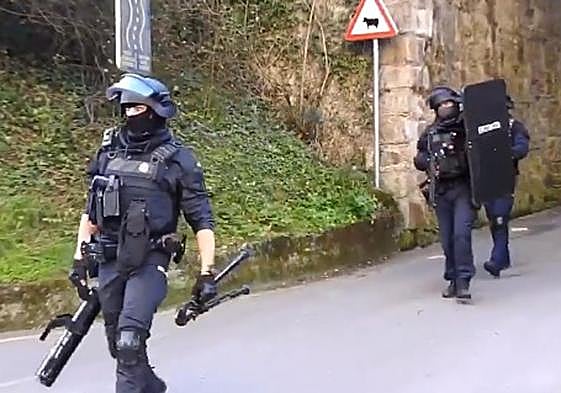 Queda en libertad a la espera de juicio el joven que robó la pistola a un ertzaina