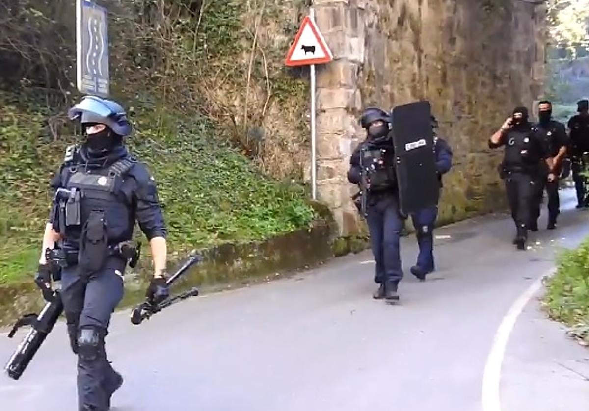 Queda en libertad a la espera de juicio el joven que robó la pistola a un ertzaina