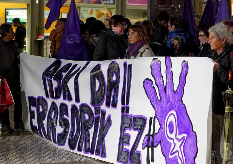 Concentración para denuciar una agresión sexual el año pasado en Errenteria.