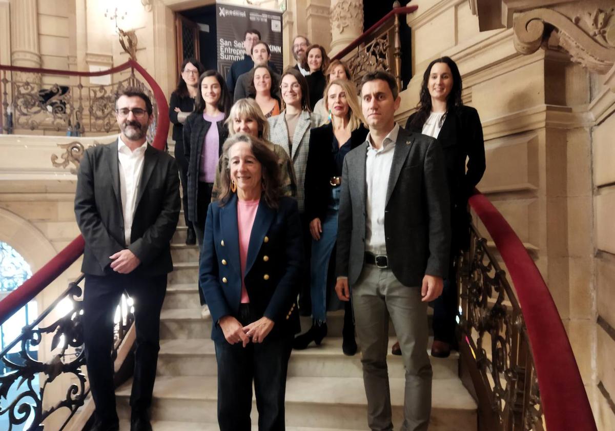 Marisol Garmendia, concejala de Economía y Empleo Local, junto a los representates de las entidades que colaboran en la X Donostia Weekinn.