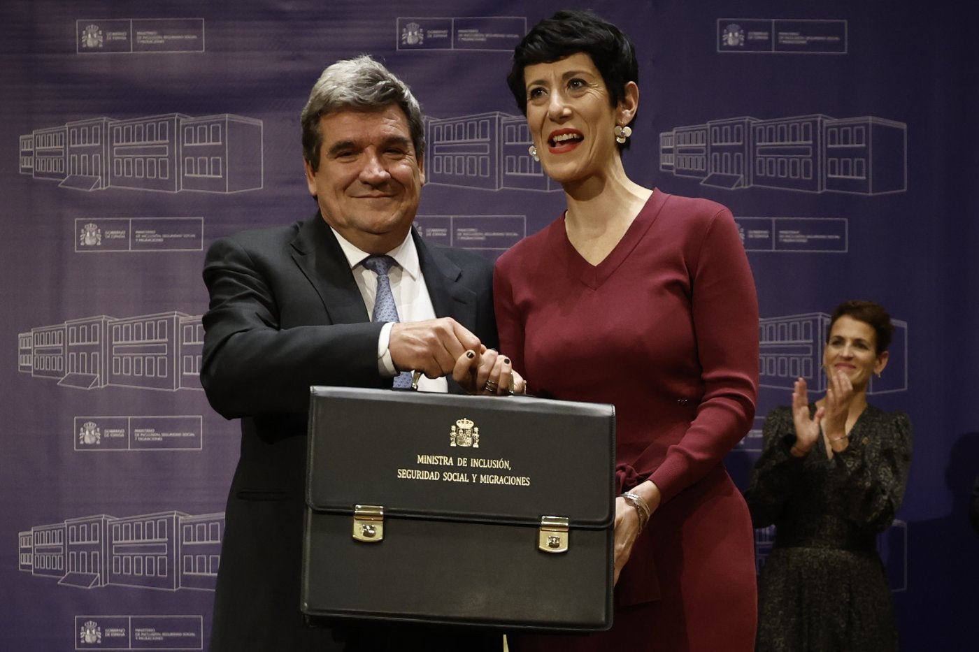 Elma Saiz recoge la cartera de ministra de manos de José Luis Escrivá.