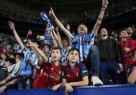 Aficionados de Osasuna y Real Sociedad comparten grada de El Sadar en el último derbi disputado en Pamplona el pasado abril.