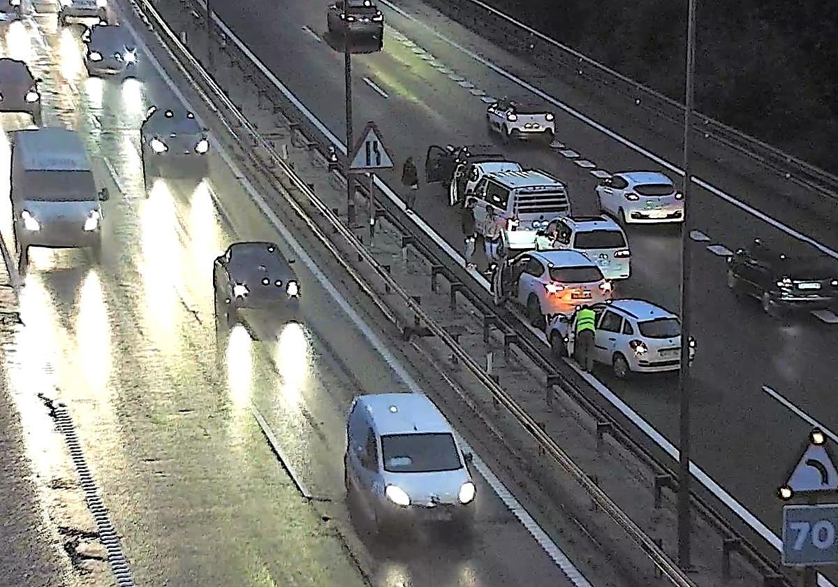 Los seis vehículos implicados en el accidente en la N-I en Andoain.