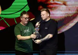 Andoni Luis Aduriz entrega al chef danés Rasmus Munk el premio 'Voted by Professionals Award' en la gala de ayer en México.