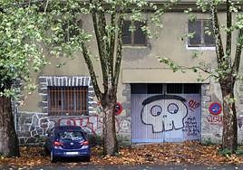 Una de las puertas del edificio del Infierno en la zona en la que se celebró la rave el pasado fin de semana.