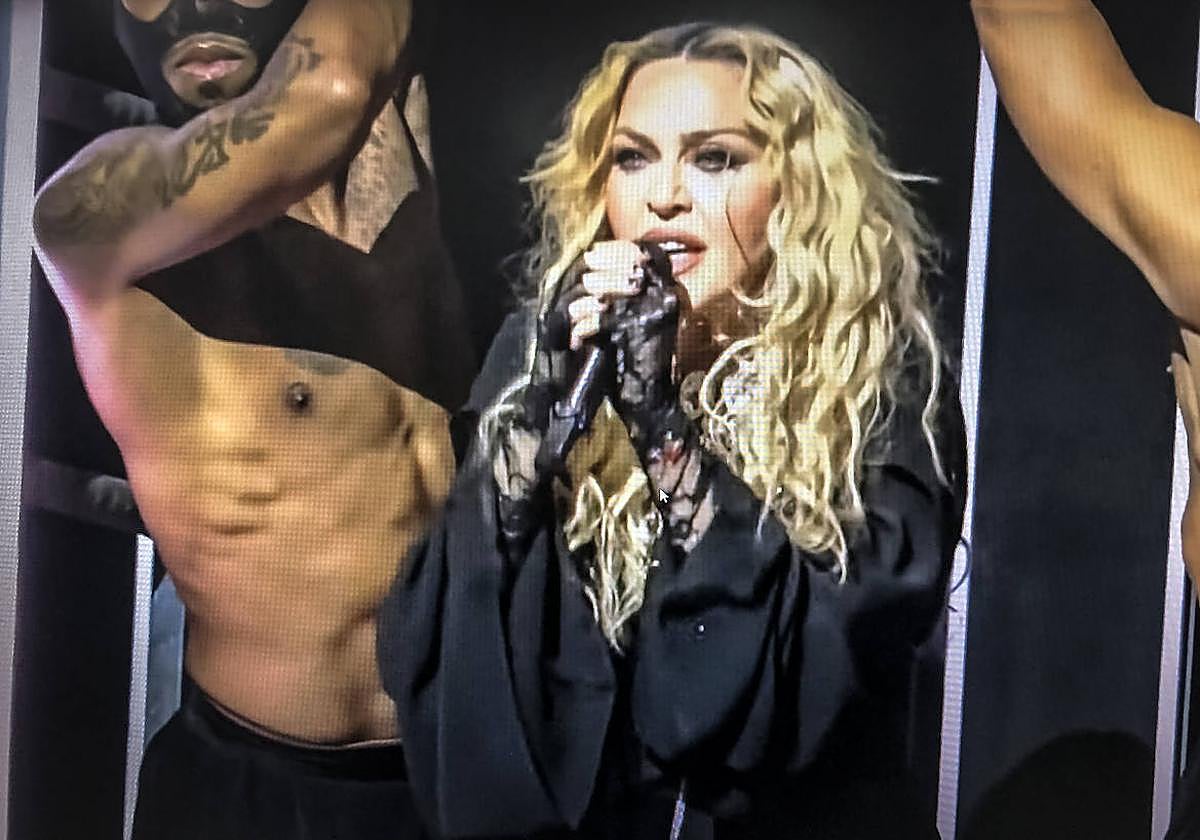 Madonna durante su intepretación de Like a Prayer