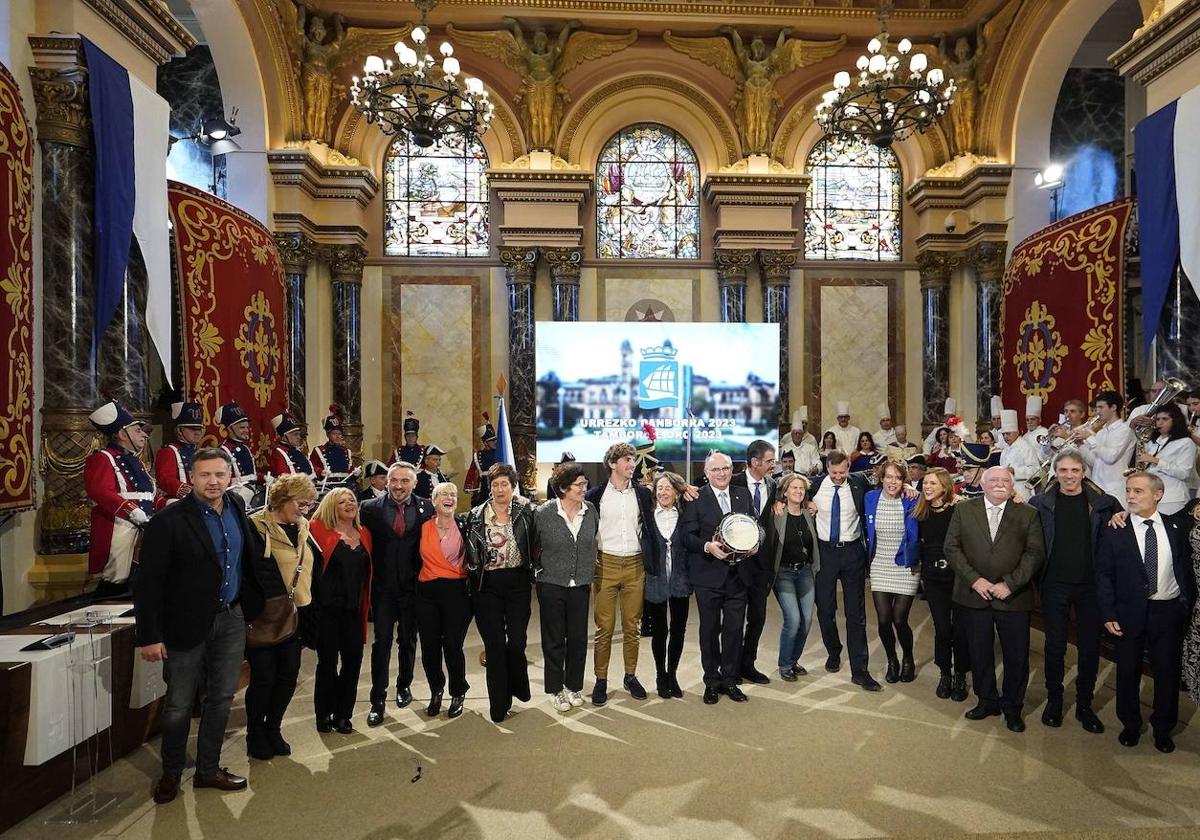 Entrega del Tambor de Oro a Javier García Cogorro el 20 de enero de este año.